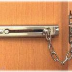 【衝撃体験】旦那が出張中にチャイムが鳴ったが居留守をしていたら、突然鍵を回す音が！勢いよくドアが外側に開かれ、ドアチェーンが突っ張って悲鳴を上げると誰かが階段を降りて行く音がして……