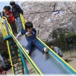 【修羅場】息子が公園の滑り台からダイブして、足を骨折。一瞬の出来事で、息子をかばうことができず、同居の義両親に責められ、離婚届を書かされた。夫は知らん顔。娘を産んだ時にも「役立たずの腹だ」と言われ、最初の妊娠が胞状奇胎だったときは……