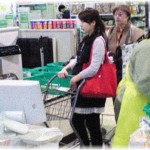 【修羅場】私は安定期の妊婦。姉の車でアウトレットに行ったら、久しぶりの買い物でテンションが上がって買い込み過ぎてしまった。姉は私の荷物を車に置いてくると言ってくれたが、私は遠慮した。そんなやり取りをしていたら、突然姉が吹っ飛んだ……