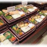 【イラッとする話】メニュー表がないお弁当屋さんに並んでた。自分の番が来たので商品を選ぼうとしたら いきなり後ろから子連れの女が…。いや今私が店員さんと話してるんだけど…。