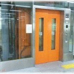 【武勇伝】駅で母とベビーカーの息子とエレベーターに乗ろうとしたら、DQN学生カップルに閉ボタンを連打された挙げ句、私や息子の容姿を障○者のようだと言ったり、援護してくれた車椅子のお兄さんや駅員さんを罵倒し始めたので、DQNが持ってた大学名入りバッグを奪い取ったら何と福祉系大学で……