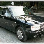 【武勇伝】数年前に乗ったタクシーの運転手の態度がかなり悪かった。途中で運転手の携帯が鳴り、出たと思ったらアクセルを踏まなくなった。その態度に、そこからはタクシーをおりて歩いた。数週間後、また同じタクシーに当たってしまい、渋々そのタクシーの窓を叩くと……