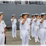 【キチママ】ミリオタの父と俺。中学の修学旅行に出発する時、バスの外で父がビシッときれいな海軍式の敬礼を決めてくれた。しかし、帰って来ると俺だけ両親が迎えに来なくて、親友Aの母が「これからおばさんちに遊びに来なさい」と言ってきて……