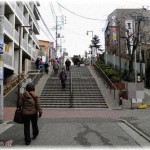 【生霊】従兄の婚約者が、中学生の時に私をいじめてたA子だった。元クラスメイトもいじめられてたし、可愛がってた飼い犬が居なくなったのもA子の仕業だった。そんなA子が従兄の奥さんになるのかと思うと熱が出て、しばらく会社も休んだ。ある日、飼い犬と散歩中、商店街に下る石段のところにA子がいたので突き飛ばした