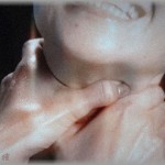 【モヤモヤ】お互い不満が爆発して離婚話になった。そのうち寝てる子の取り合いになり、旦那に首を絞められた