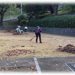 【イラッとする話】毎月マンション周辺を住んでる人たちで掃除する決まりがあるけど、年寄りは腰が痛いだのなんだので毎回休んでた。結局若い奴だけでやってたんだけど、その中の一人の顔色が優れない。その訳を聞いた俺。猛ダッシュ！