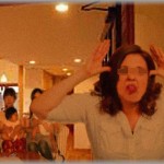 【スカッとする話】外では心優しい菩薩のような姑を演じるトメ。近所の奥様方を奥の部屋に通し、盛り上がっているところにトメ帰宅。いつものようにキーキー喚きはじめ・・・