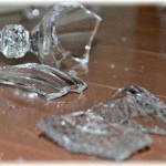 【ずうずうしい話】幼い娘が知り合いの家でコップを割ってしまったのでお詫びの図書券を包んだら後日リビングのラグとカーテンと壁紙とソファーを買い換えるお金を出せと言われた。ラグは弁償するがカーテンなんかは関係ないのではと言ったら相手は…