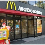 【いい話】友達との罰ゲームでマックのかわいい店員さんに「スマイルください」と言った。店員さんの笑顔に一目ぼれした俺は一週間に五日はマックに通い詰めたが…