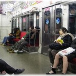 【キチママ】妊娠していた時に電車に乗った。気持ち悪くなってくらくらしだした時に前の座席が空いたので座ろうとしたら隣の人が｢そこ座る人います｣と自分の荷物置いて着席阻止。連れの小学生をそこに座らせた。私は体調が悪くなりその場に座り込んでしまい…