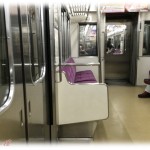【スカッとする話】それなりに人が乗っている電車内。優先席に3人組の50代女性がいて、そのうち一人は座席が無くて立っていた。しばらくすると妊婦さんが乗ってきて、優先席に座っていた若い子が席を譲ってた。と思ったら座れなかった女性が驚きの主張をしだした。