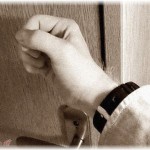 【マジキチ】年末に約５年に１度というスパンで帰郷してくる親戚家族が予告もなく到着。俺はその時、３年前に都合で慌てて実家を空けた時の荷物を片付けてたんだが、突然部屋の外でドアを叩きながら「コラーー！あけろーー！出てこんかぁーー！」という叫び声が……