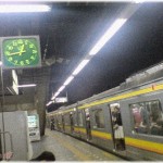 【キチママ】飲み会が終わって終電で疲れと酔いでウトウトしてたら、太ももが超濡れてる。ペットボトルはしっかり蓋して中味は空。前を見たら、髪の毛ぼっさーな母親と制服きた幼稚園児が座って寝ていて……