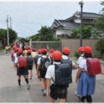 【修羅場】小学校に入学したてだった娘は当然集団下校だったが、「娘が帰ってこない」と妻から携帯に電話。他の子に尋ねると、○○ちゃんといっしょに帰った、とか、よくわからない返事。先生に確認も取れず、隣の家のママに留守を頼んで、妻は自転車で娘の探索に出たが。まったく見つからなくて……