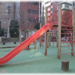 【いい話】放置子だった私。お母さんの彼氏が来ると家を追い出されるので公園のすべり台の下が夜中の居場所になった。ある日いつも通りそこで過ごしていたら超派手なお姉ちゃんが公園にやってきた。