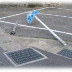 【墓場まで持っていく話】派遣で働いていたとき営業の人が来て、帰りがけに駐車場のポールに車をぶつけた。営業の人可哀想だし、どうせ派遣で職場に忠義もなかった私は･･･