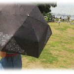 【泥ママ】安物の日傘をちょっとデコって使っていたんだけど、先日学校の面談の時に持っていったらなくなってた。諦めて帰ろうとしたら目の前に私の日傘を持った人が。とりあえず声をかけてみたんだけど･･･。