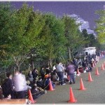 【泥ババァ】FC版ドラクエ4発売日、寒さと眠気を友達と励ましあいながら我慢しつつ、生まれて始めての徹夜をして整理券を貰った時はもうテンションはMAX！なのに赤地に白のワンピースを着たおばさんが列に割り込んできて……