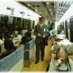 【スカッとした話】某特急に乗ってたら、騒ぐわゴミはほうり投げるわ、他人の荷物や服を汚すわ、という添乗員付きＤＱＮ団体に遭遇。そしてついに見かねた客が車掌を連れて来て……