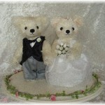 【泣ける話】結婚するとき、親友のＡちゃんがウエディングドレス姿のテディベアを作ってくれた。あれから四半世紀が経って、認知症の義父がうちのトイプーにオモチャとして与えてしまった。半泣きで裁縫道具を出して修理していたら、パンヤの中に……