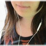 【トラウマ】高校時代、帰りの電車でイヤホンで音楽を聴いていたら、ものっそい不機嫌な顔をした作業着のオッサンに「携帯で音楽を聴くのを今すぐやめろ」と言われ、「この電車ではマナーモードにして通話は控えて、優先席付近でなければ携帯使ってもいいってことになってますよ」と返したら……