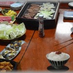 【義実家】義実家へ行くとすごいご馳走が並んでて「わあ～！」と思ったのもつかの間、「あなたの席はここ」と言われた席を見ると、カス・クズ・残り物の盛られた皿が・・・