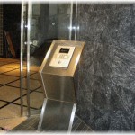 【ずうずうしい話】オートロックのマンションに住んでいるが、帰宅したらエントランスホールに30歳くらいの男が立っていた。俺が番号を押してドアを開けると一緒に入ろうとするので断ったら男は「いや、警察ですから」と言いやがった。