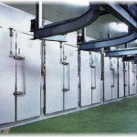 【衝撃体験】食品会社に勤め始めて新人だった頃、頑丈な扉の付いた冷凍庫の整理を上司に頼まれて奥の方で作業していたら、誰かに扉を閉められた！慌てて「まだ中に居るから！閉めないで！」と……