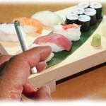 【報告者がキチ】タバコも吸える寿司屋で一服したら、来たばかりの女の集団が嫌そうな顔して席を移動しようとした。あまりにも腹が立った俺は…