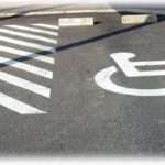 【スカッとする話】駐車場で煽ってきたうえ障害者用駐車場に停めてたDQNババアとガキが、エレベーターの前で俺の子供のベビーカーに「どきなさいよ！！」と突っ込んできて子供が泣き出した。「こいつうるさい」というガキの一言にキレた俺は…