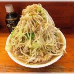 【武勇伝】ラーメン二郎に行った時、初めて来たであろう男子高校生グループがうるさくはしゃいでいてイラッとしていた。そして席に着いた時に…