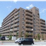 【衝撃】知り合いのマンションに遊びに行ったらいきなり背後でドガッと轟音がした。振り返るとおっさんが仰向けに倒れていた。どうやら飛び降りたらしい。顔をよく見るとやたらと見覚えがあるが思い出せない。後日おっさんの身元が分かったが…