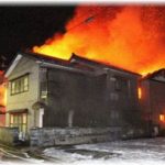 【クズ】隣の家が火事になり、貴重品などを持って脱出することに。俺は父の腕を引いて脱出したが、なんと嫁は双子の一歳児のみを抱えて母を救出していなかった。