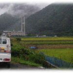 【和む話】暑い夏の日、ヒイヒイ言いながら母親と整地していたら、外国人3人組が軽トラでやってきた。なんだろう？と思ったらフルバックして俺たちの前へ。3人組の目的とは…？