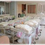 【危機一髪】出産の翌日授乳室に行ったら、同じ日に出産した子とうちの子がトレードされて「これうちの子じゃないですよ」と言ったが取り合ってもらえず……