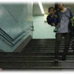 【ほっこりする話】娘を連れて買い物へ行ったときのこと。電車に乗るので娘とバギーを抱えて階段を上がったがちょうど発車してしまい、次の電車は別ホーム。また階段を下りて別の階段を登らないとなぁと思っていたら、ギャルな女子高生3人に声をかけられた。邪魔だったかな？と申し訳なく思っていると…。