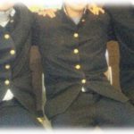 【武勇伝】私は足に障害があって歩き方がおかしいんだけど、そんな私を見て小学校低学年くらいの男の子が「あの人歩き方おかしい！」と笑った。そしてそれを注意するでもなく「そうね！」とニヤニヤする母親。隣に座っていた男性が見かねて注意してくれたんだけど、だめだこいつ…な返事が。すると男の子3人組がふきだした。