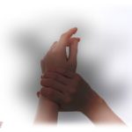 【クズ】私は子供の頃に手首に大怪我をして、今も大きな傷がある。ある日、レストランへ行くと、隣に座っていた男の子が私の手をじっと見つめ、そして酷い言葉を発した。でもその父親の一言はさらに私と、私の母の心をえぐった。