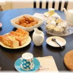 【非常識】未婚の同僚を家に招いてお茶をしていた。同僚はテーブルに散らばったお菓子のクズをかき集めて床に落とし、床に向かって手を払った。やんわりと「お菓子のクズはここに回収するね！」と言ったら…