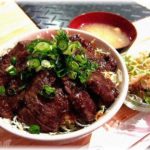 【冷めた瞬間】仕事の昼休み中、先輩と入った焼肉屋で彼女の姿を見かけた。彼女の元に運ばれてきたのは大量の肉と大盛の白飯。彼女は肉を焼いてはご飯に乗せを繰り返し焼肉丼にしてタレをどばーっとかけて一気にかきこんでいた。