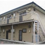 【衝撃】インフルで寝込んでいたら窓の外で「こんにちは、どなたかお願い致します」と言う若い女性のか細い声が何度も聞こえた。仕方なく外へ出てみても誰もいない…ふと気づいたらなんと自分の部屋の番号が思い出せなくて…