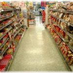 【キチママ】義妹（５歳）を連れて近くのスーパーへ行ったら、お菓子売り場で足を止めたので袋詰めチョコレートコーナーで「好きなだけカゴに入れていいから」といい、私も適当にお菓子をカゴに放り込んでいたら、いきなり義妹が押し飛ばされて……