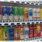 【感動した話】十数年前姉が病死、私達の母親の養子になった姪。ある日、姪っ子の誕生日プレゼントを買いに出掛けたら、ふと足を止め、お茶が欲しいと言い出した。自販機でお茶を買い姪っ子に渡すと走り出し、ある人の前に行って……