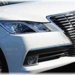 【衝撃体験】交差点で信号待ちしてたら、俺の左前の白いクラウンがドアあけて灰皿の中身を道路に捨てた。そのクラウンの右後ろ（俺の車の左前）にすり抜けしてきた白いバイクが止まってバイクから降り、クラウンの運転席のドアの前に立ち……