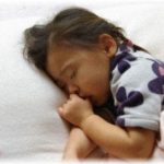 【育児の衝撃体験】娘２歳と一緒にお昼寝していたら、娘が先に起きたようで起きたらいなくなっていた。「あれ？娘がいない」と部屋のドアを開けて台所をのぞくと・・・