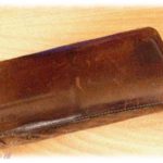 【相談】嫁は自分のものはほとんど買わない。財布もボロボロだったけど、嫁はこだわりもあるし働いたら買うって言ってた。でもある日見つけた財布を嫁にプレゼントしたんだ。そしたら嫁号泣。その理由は…