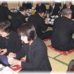 【正統派DQN返し】ウト父の葬式があり、初めて夫の実家へ行った。奴隷日程をこなし、最終日にお酒が入る前に帰ろうと思ったらウトメに「最後ぐらい、親戚にお酌して顔覚えてもらえば？（ニヤニヤ）」と言われビール持って上座から回ったら全員に無視された！