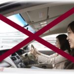 【キチガイ】友達と出かけようと、ちょっと離れたところから車のロックを解除したら、知らないおばさんと子供が私の車に乗り込んだ。は？って思ってたらおばさん「ほらほら鍵鍵ー」。激怒した私たちはおばさんを下ろそうと抗議したんだけど…。