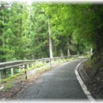 【因果応報】山中でヒッチハイクしてた昔いじめっ子だった女を気付かずに車に乗せた。以前のようにバカにしてきたので、山道に置き去りにしてやった結果・・・