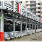 【セコママ】立体駐車場でドア開けたまま作業してたら横のレーンの車の持ち主が昇降操作して隣の機械式駐車場のパレットがうちの車のドアに当たってドアが取れかけてしまい修理費30万。その人は保険に入っていなくて…